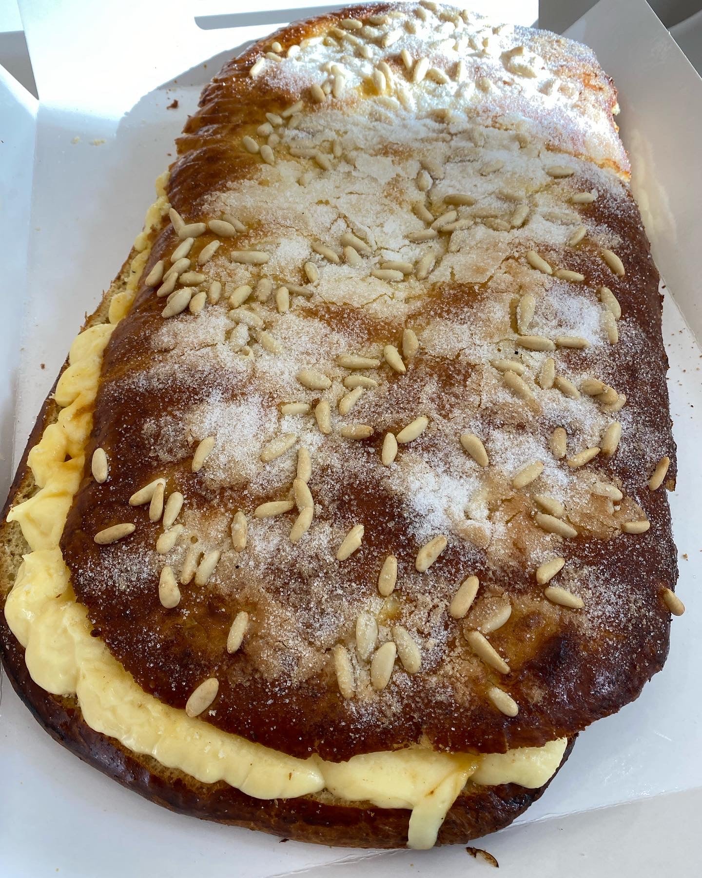 Coca de Brioche Rellena de Crema