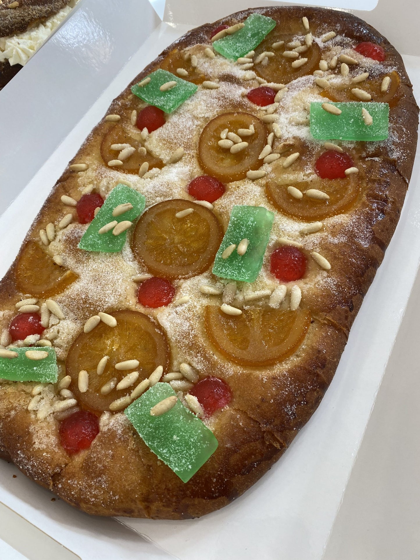 Coca de Brioche con Fruta y Piñones
