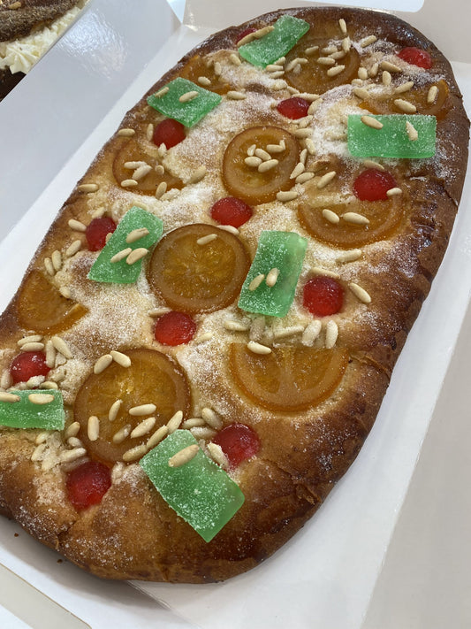 Coca de Brioche con Fruta y Piñones