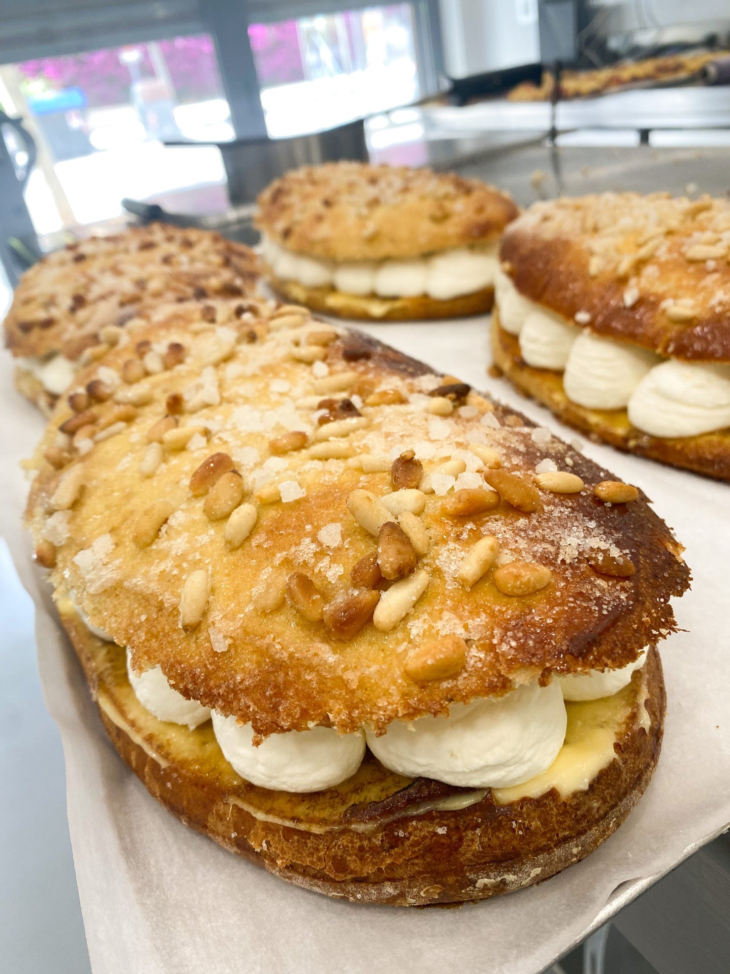 Coca de Brioche Rellena de Nata y Crema Quemada