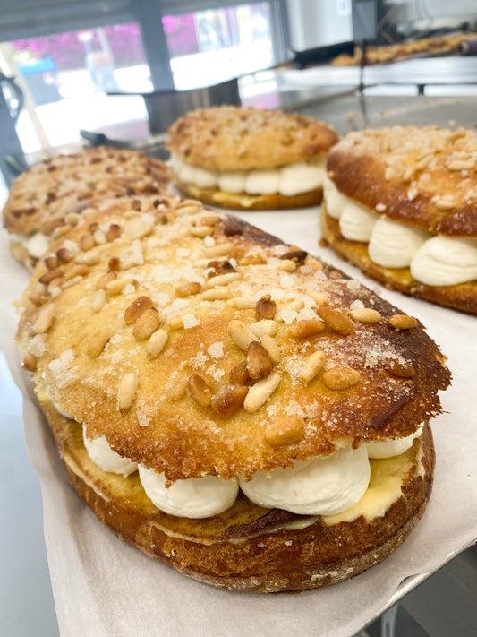 Coca de Brioche Rellena de Nata y Crema Quemada